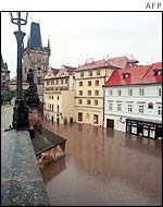 flooded Prague in 2002 / www.bbc.co.uk image
